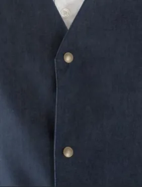 Detalj dugmadi na teksas prsluku