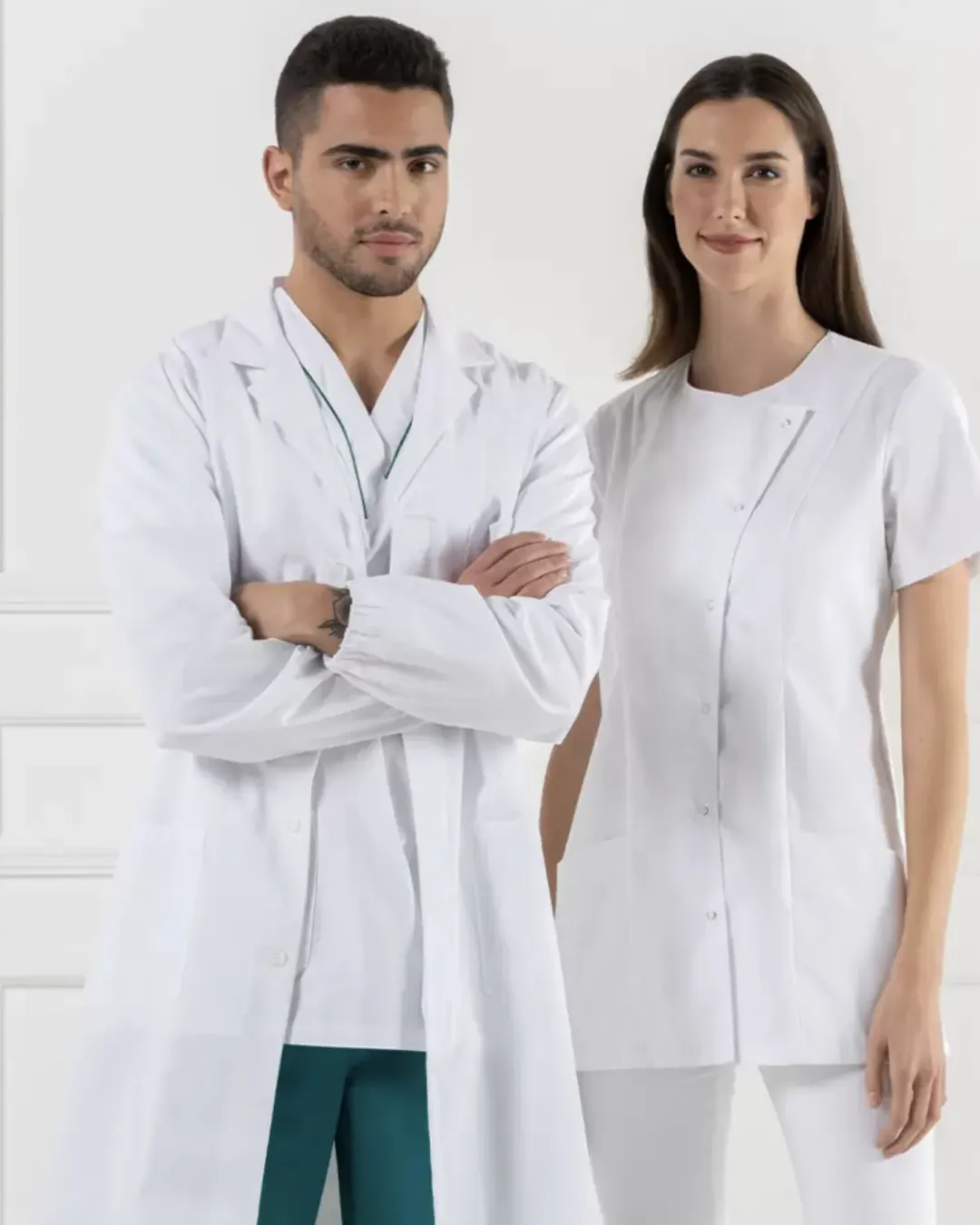 Beli mantil i ženska tunika za ordinaciju